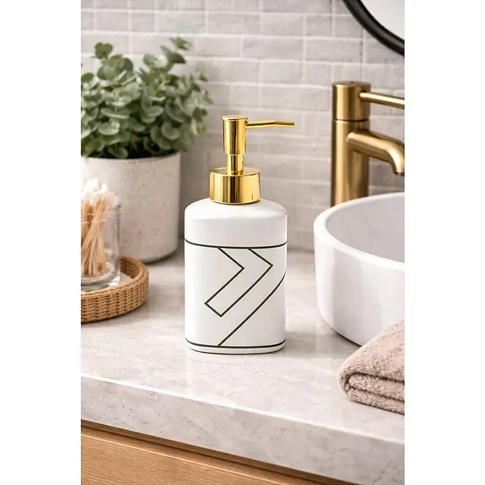 MSV Monolithic Dispensador de jabón - L x An x Al: 65 x 65 x 118 cm, Cerámica, Blanco/Verde/Dorado - Dispensador de jabón de cerámica blanca con bomba dorada y diseño geométrico verde, sobre una encimera de baño.
