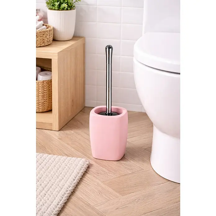 Spirella Retro Escobillero de suelo - Gres porcelánico, Rosa pastel - Escobilla de baño rosa con mango metálico en un baño junto a un inodoro blanco.