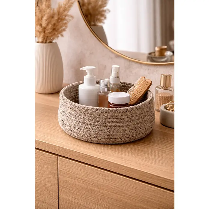 Spirella Cesta redonda Tobago S - Ø x Al: 17 x 9 cm, Algodón, Cuerda - Cesta redonda de cuerda beige con productos de belleza sobre una cómoda de madera.