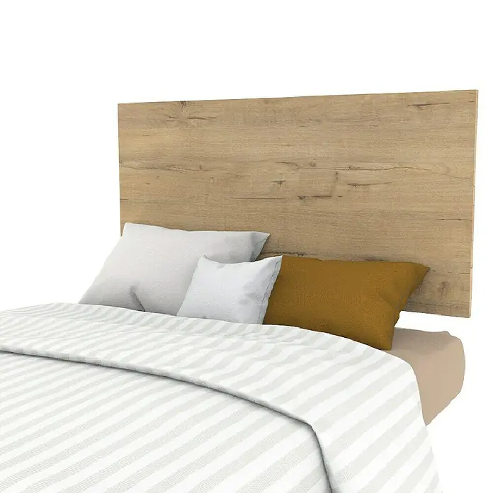 Muebles Pitarch Camila Cabecero de cama y cómoda - 2 pzs., Roble gold - Cabecero de madera para cama, con almohadas blancas y mostaza y un edredón de rayas blancas.