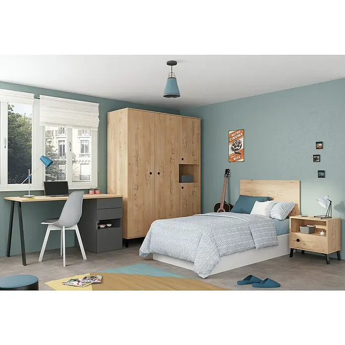 Muebles Pitarch Camila Cabecero de cama y cómoda - 2 pzs., Roble gold - Dormitorio moderno con armario de madera clara, cama, escritorio con cajones grises y mesita de noche, con acentos azules.