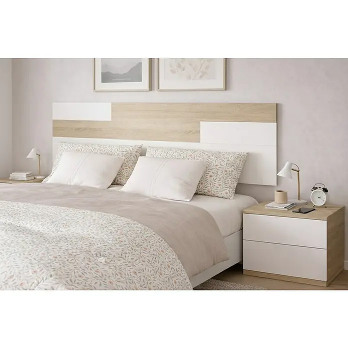 Muebles Pitarch Cabecero de cama con mesitas Erika - Blanco/Roble Cambrian - Acogedor dormitorio con cama con cabecero de madera clara y blanco, ropa de cama suave con estampado floral y mesitas de noche a juego.