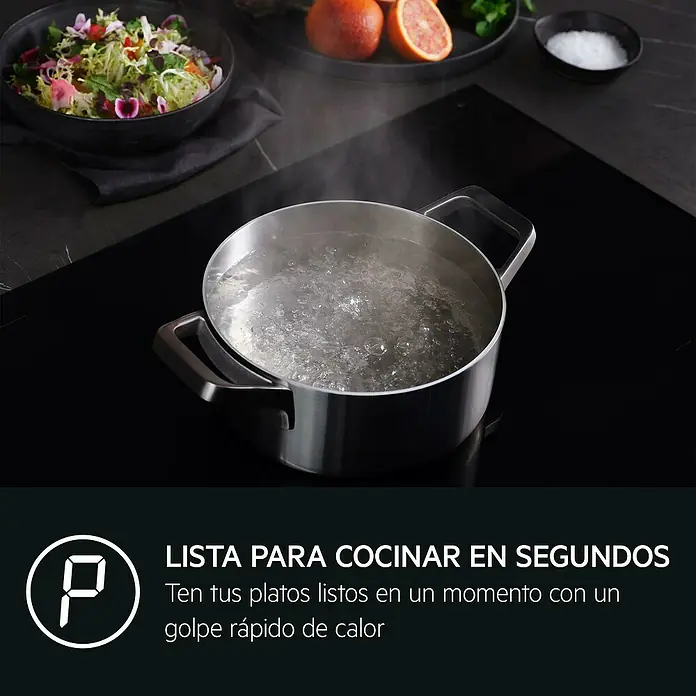 AEG Placa de cocción TO84IU0FFB - Número de fogones de inducción: 4 ud. - Placa de inducción con olla hirviendo, destacando el calentamiento rápido para una preparación eficiente de comidas.