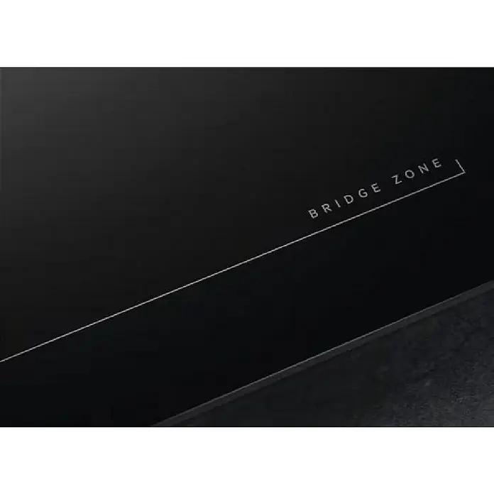 AEG Placa de cocción TO84IU0FFB - Número de fogones de inducción: 4 ud. - Placa de inducción negra con texto "BRIDGE ZONE" y línea para zonas de cocción flexibles.