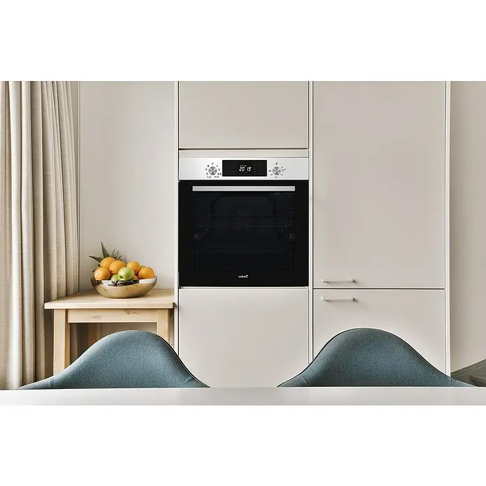 Cata Horno empotrado 8008 X Air Fryer - Número de tipos de calentamiento: 8 ud., Volumen horno: 80 l - Un elegante horno empotrado negro con panel de control de acero inoxidable, que muestra '20:19', integrado en muebles de cocina claros y modernos.