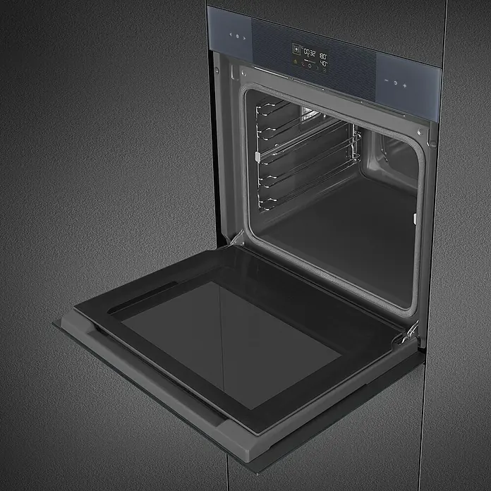 Smeg Horno empotrado SOP6102S2PG - Número de tipos de calentamiento: 12 ud., Volumen horno: 68 l - Horno empotrado oscuro abierto con puerta de cristal, mostrando parrillas interiores y pantalla digital.
