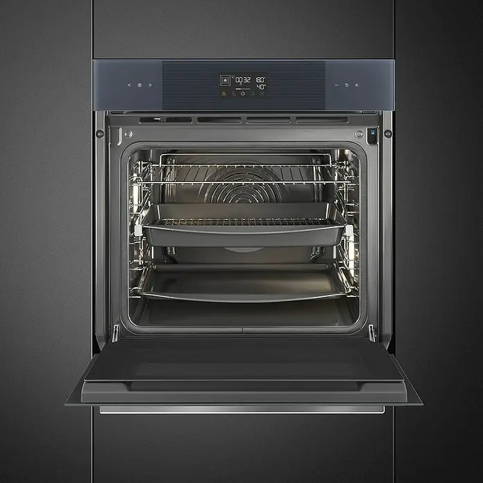 Smeg Horno empotrado SOP6102S2PG - Número de tipos de calentamiento: 12 ud., Volumen horno: 68 l - Horno empotrado oscuro con puerta abierta, mostrando interior de acero inoxidable iluminado con rejillas y bandejas.