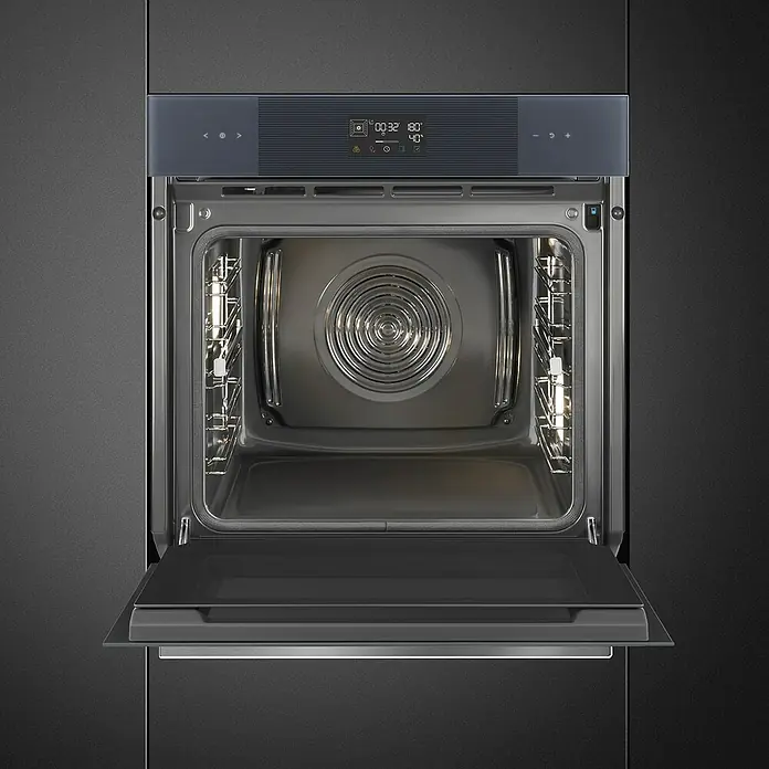 Smeg Horno empotrado SOP6102S2PG - Número de tipos de calentamiento: 12 ud., Volumen horno: 68 l - Horno empotrado con puerta de cristal gris oscuro abierta, mostrando un interior metálico y panel de control iluminado.