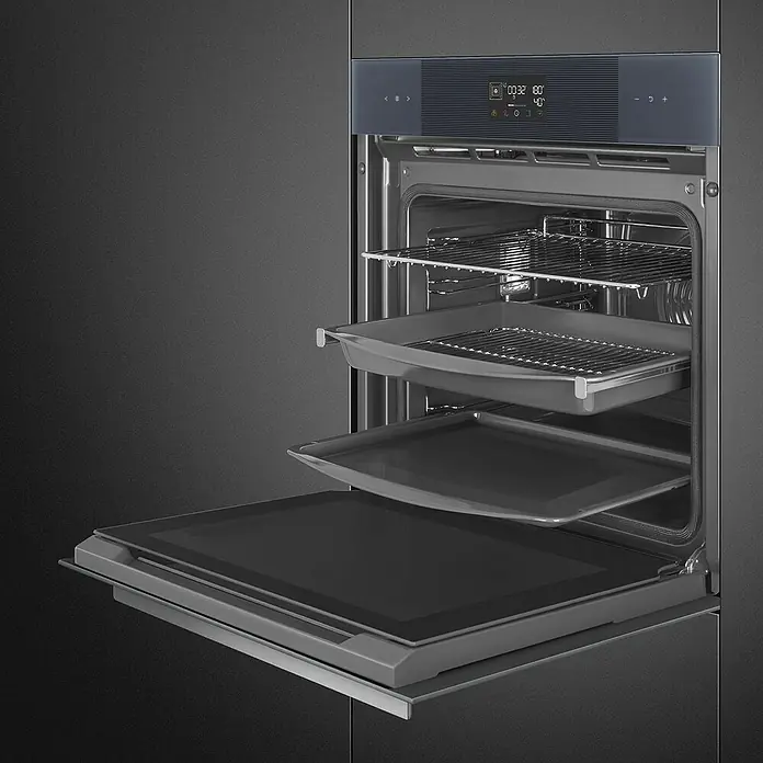 Smeg Horno empotrado SOP6102S2PG - Número de tipos de calentamiento: 12 ud., Volumen horno: 68 l - Horno empotrado gris oscuro con puerta parcialmente abierta, mostrando rejillas y bandejas interiores.