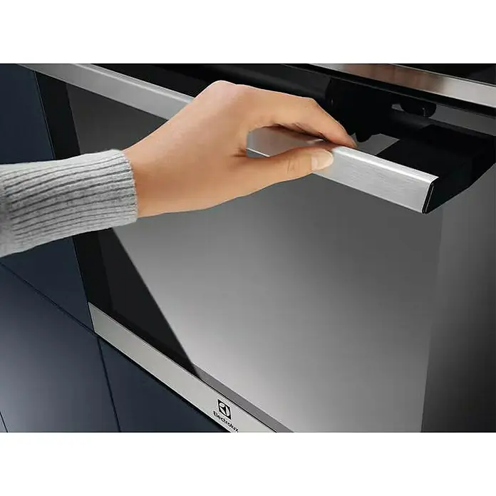 Electrolux Horno empotrado EOB8S39X - Número de tipos de calentamiento: 22 ud., Volumen horno: 70 l - Mano abriendo un horno empotrado negro con tirador de acero inoxidable.