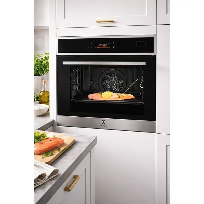 Electrolux Horno empotrado EOB8S39X - Número de tipos de calentamiento: 22 ud., Volumen horno: 70 l - Horno empotrado Electrolux gris oscuro con moldura de acero inoxidable, cocinando salmón con sonda, muestra 50°C.