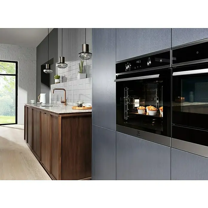 Electrolux Horno empotrado EOD6P77X - Número de tipos de calentamiento: 9 ud., Volumen horno: 72 l - Horno empotrado con cristal negro y detalles de acero inoxidable, horneando magdalenas en una cocina moderna gris.