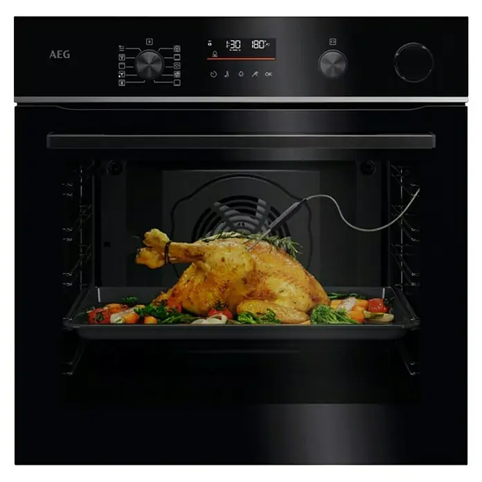 AEG Horno empotrado TR6PB531SB - Número de tipos de calentamiento: 9 ud., 72 l - Horno AEG negro con display digital, asando un pollo dorado con verduras y una sonda de temperatura en su interior.