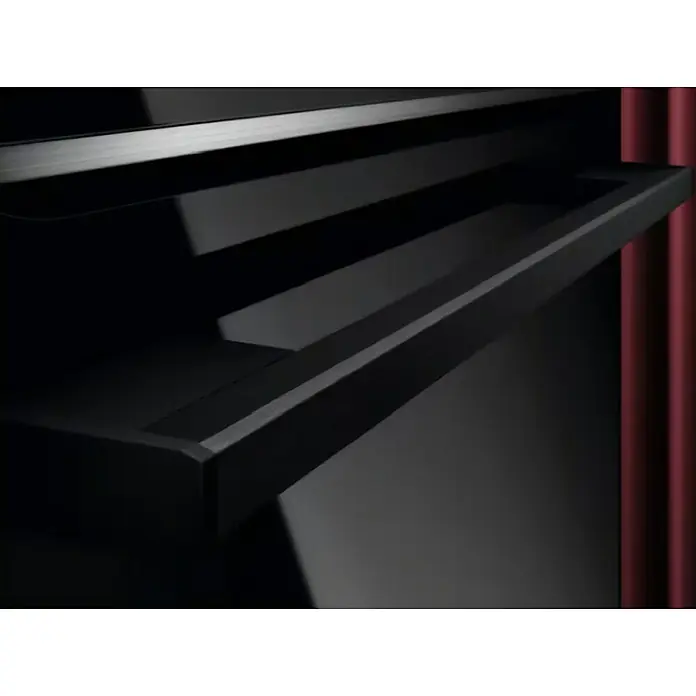 AEG Horno empotrado TR6PB531SB - Número de tipos de calentamiento: 9 ud., 72 l - Elegante frontal negro de electrodoméstico o mueble con tirador horizontal integrado y superficie reflectante.
