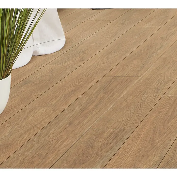 LOGOCLIC Silentos Laminat - Eiche Almina, Landhausdiele, 1.288 x 195 x 9 mm - Hellbrauner Holz-Laminatboden mit sichtbaren Fugen, diagonal verlegt, mit Holzmaserung.