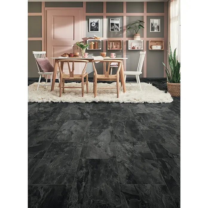 LOGOCLIC Aquaprotect Laminat - Pure, 638 x 330 x 8 mm - Dunkelgraue Bodenfliesen in Schieferoptik in einem modernen Esszimmer.