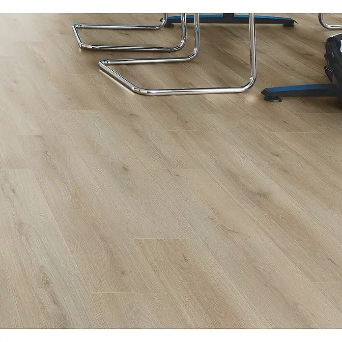 LOGOCLIC Ambienta Laminat - Eiche Erusa, Landhausdiele, 1.288 x 195 x 10 mm - Heller Laminatboden in Holzoptik mit sichtbarer Maserung und Stuhlbeinen.