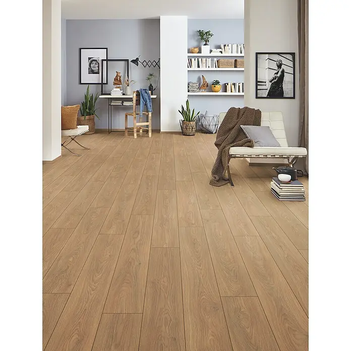 LOGOCLIC Silentos Laminat - Eiche Almina, Landhausdiele, 1.288 x 195 x 9 mm - Natürlicher hellbrauner Laminatboden in Holzoptik, verlegt in einem modernen Wohnbereich.