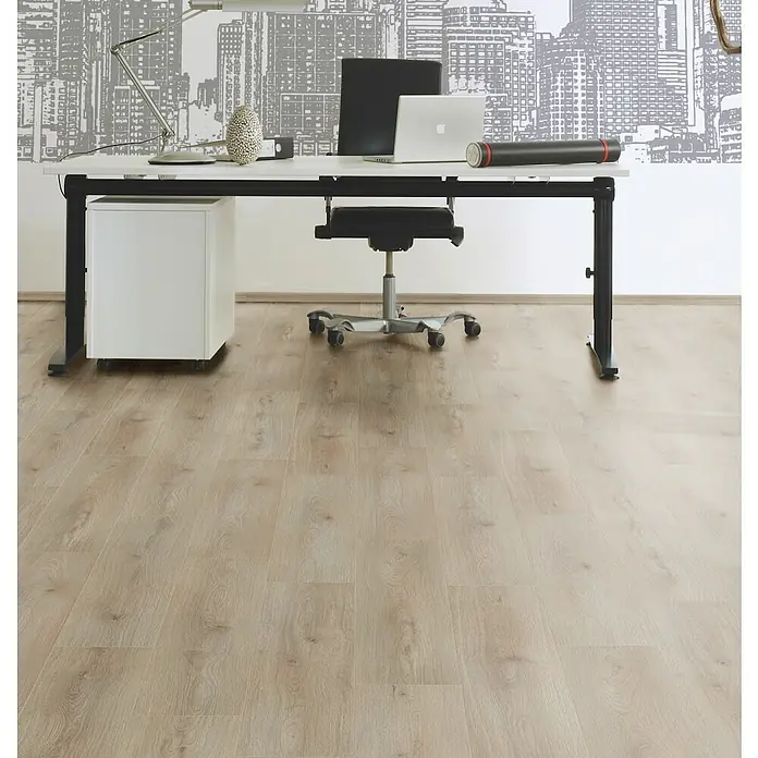 LOGOCLIC Ambienta Laminat - Eiche Erusa, Landhausdiele, 1.288 x 195 x 10 mm - Heller Laminatboden in Holzoptik mit feiner Maserung, in einem modernen Büroraum verlegt.