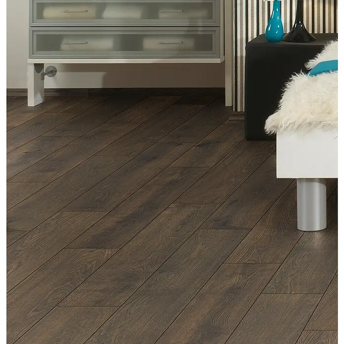 LOGOCLIC Vinto Laminat Classic - Eiche Cocoa, Landhausdiele, 1.288 x 195 x 8 mm - Dunkelbrauner Laminatboden mit Holzmaserung, in einem Raum verlegt.