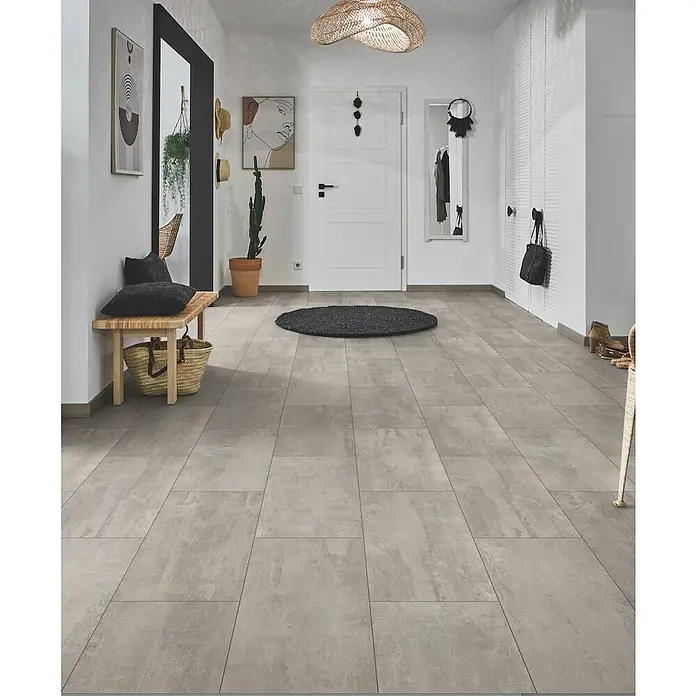 LOGOCLIC Aquaprotect Laminat - Grace, Fliese, 638 x 330 x 8 mm - Hellgraue Betonoptik-Bodenplanken in einem modernen Flur.