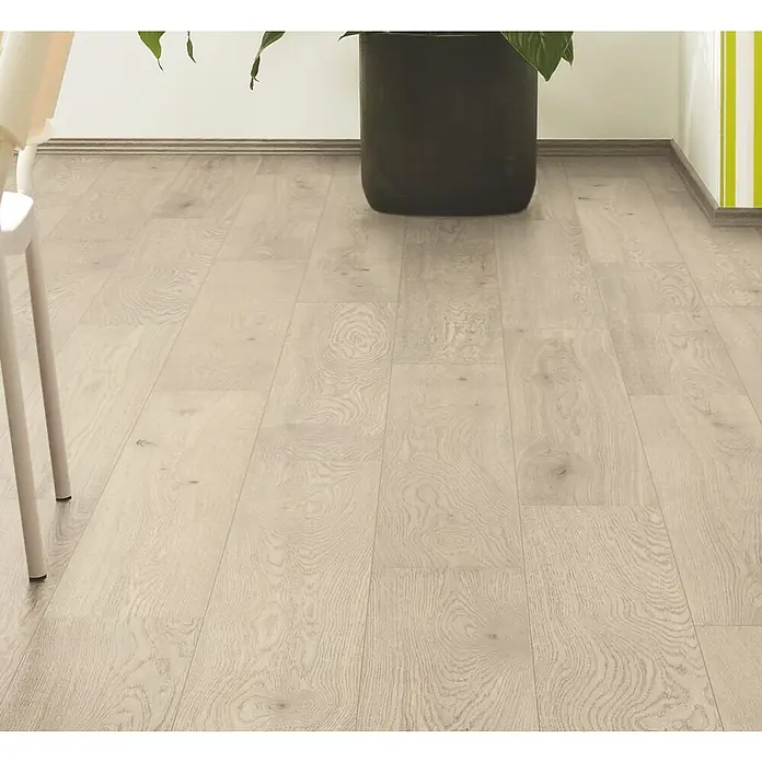 LOGOCLIC Vinto Laminat Classic - Eiche Flinton, Landhausdiele, 1.288 x 195 x 8 mm - Heller, beigefarbener Laminatboden in Holzoptik mit ausgeprägter Maserung, in einem Raum mit Pflanze und Stuhl.