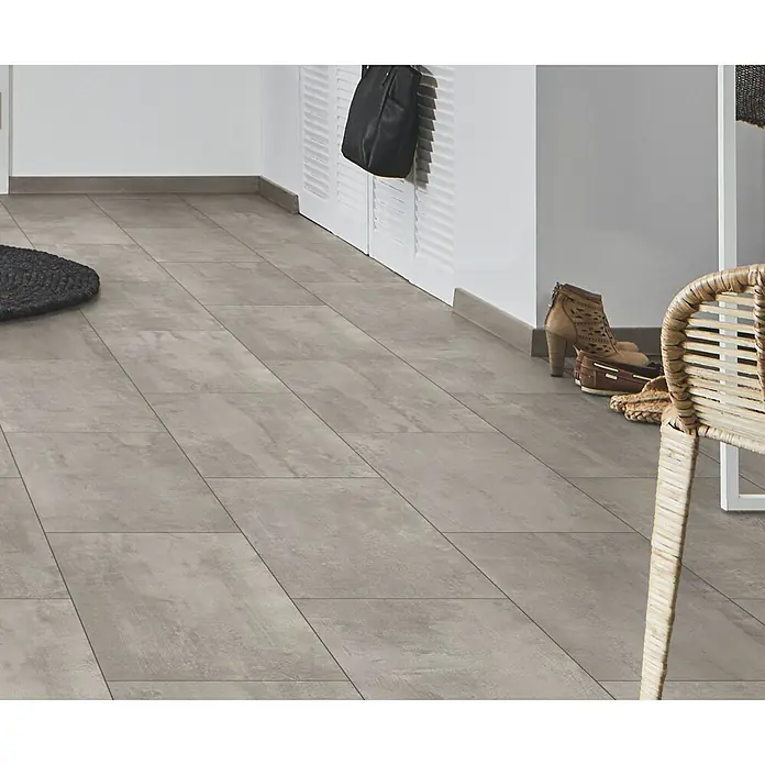 LOGOCLIC Aquaprotect Laminat - Grace, Fliese, 638 x 330 x 8 mm - Graue rechteckige Bodenfliesen mit dezenter Textur, in einem Flur verlegt.