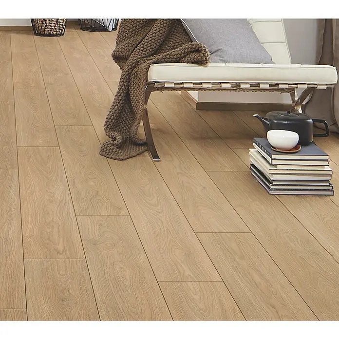 LOGOCLIC Silentos Laminat - Eiche Almina, Landhausdiele, 1.288 x 195 x 9 mm - Heller Eichenlaminatboden mit natürlicher Maserung, verlegt in einem Wohnbereich neben einer Bank und Büchern.