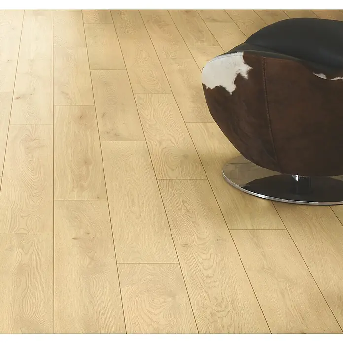 LOGOCLIC Vinto Laminat Classic - Eiche Cornsilk, Landhausdiele, 1.288 x 195 x 8 mm - Heller Holzfußboden mit sichtbarer Maserung, in Dielen verlegt, mit einem modernen Stuhl.