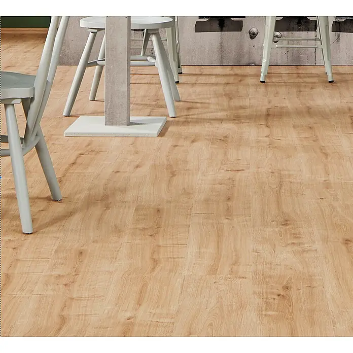 LOGOCLIC Ambienta Laminat - Eiche Napoli, Landhausdiele, 1.288 x 195 x 10 mm - Heller Holzboden in einem Raum mit Café-Stühlen und Tischen verlegt.