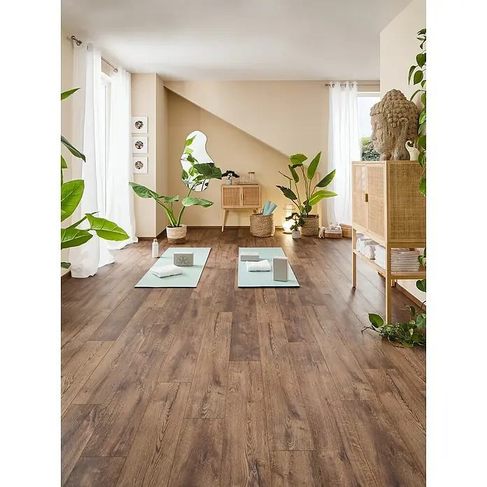 LOGOCLIC Ambienta Laminat - Eiche Mirandola, Landhausdiele, 1.288 x 195 x 10 mm - Dunkelbrauner Holzboden in einem ruhigen Yoga- und Meditationsraum.