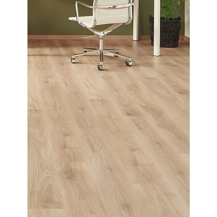 LOGOCLIC Ambienta Laminat - Honig Eiche, Landhausdiele, 1.288 x 195 x 10 mm - Heller Laminatboden in Holzoptik in einem Büroumfeld mit Stuhl und Schreibtisch.