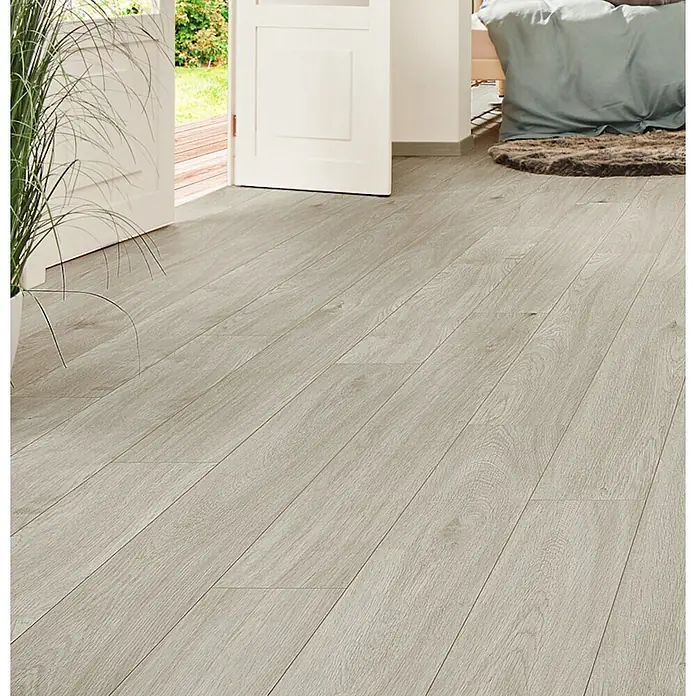 LOGOCLIC Aquaprotect Laminat - Nature Oak, Landhausdiele, 1.288 x 195 x 8 mm - Laminatboden in heller Holzoptik, verlegt in einem modernen Raumambiente.