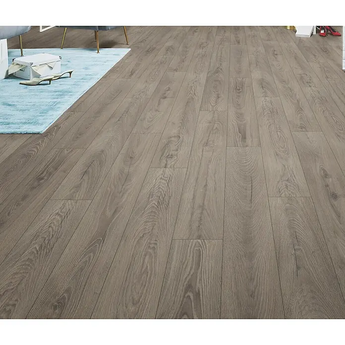 LOGOCLIC Ambienta Laminat - Venus, Landhausdiele, 1.288 x 195 x 10 mm - Helles braunes Holzboden in Dielenoptik mit sichtbarer Maserung, in einem Raum verlegt.