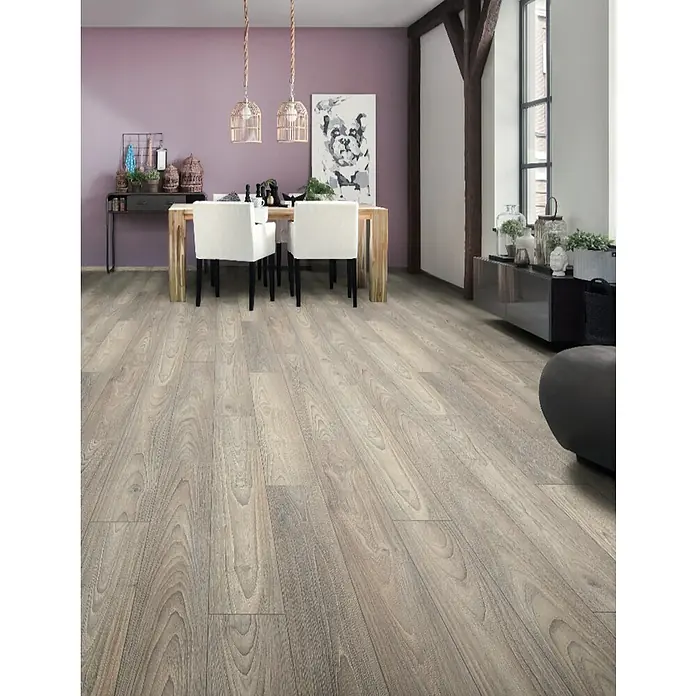 LOGOCLIC Ambienta Laminat - Eiche Alba, Landhausdiele, 1.288 x 195 x 10 mm - Helle, graugetönte Holzoptik-Dielenböden in einem modernen Ess- und Wohnbereich verlegt.
