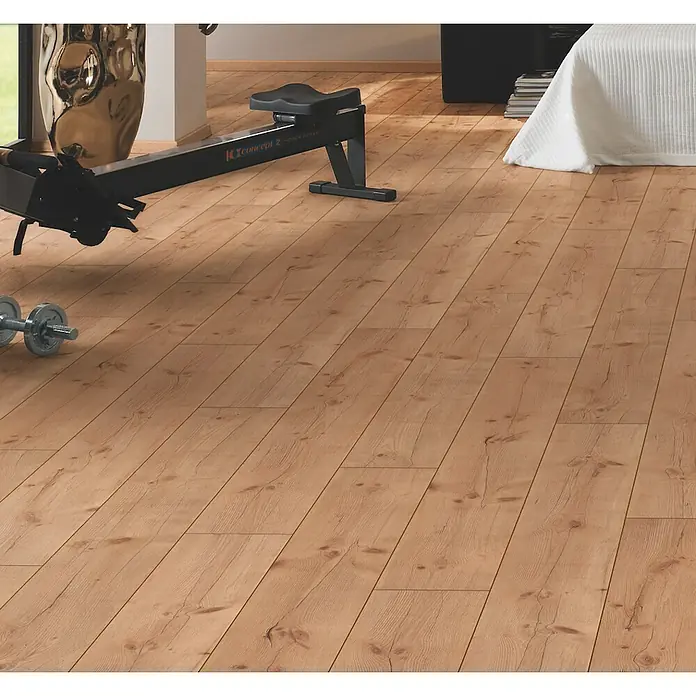 Laminat - Pinie, Landhausdiele, 1.285 x 192 x 8 mm - Hellbraune Holzfußbodenbretter mit sichtbaren Ästen und natürlicher Maserung.
