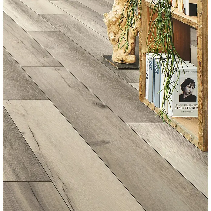 LOGOCLIC Designboden Element Flex - Eiche Alexia, Landhausdiele, 1.288 x 239 x 7 mm - Helles grau-beiges Laminat in Holzoptik, diagonal in einem Raum verlegt, für eine moderne, natürliche Ästhetik.
