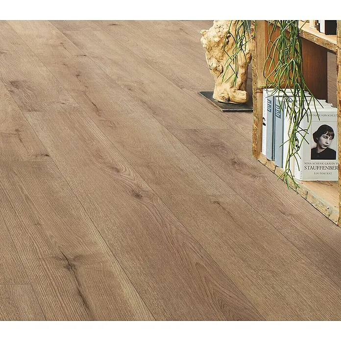 LOGOCLIC Designboden Element Flex - Eiche Elbrusa, Landhausdiele, 1.288 x 239 x 7 mm - Hellerbrauner Holzplankenboden mit natürlicher Maserung und sichtbaren Ästen, schafft eine warme und einladende Oberfläche.