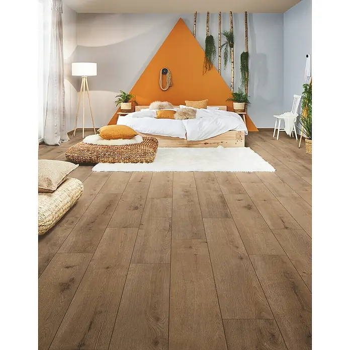 LOGOCLIC Designboden Element Flex - Eiche Santia, Landhausdiele, 1.288 x 239 x 7 mm - Naturfarbener Laminatboden in Holzoptik in einem gemütlichen Schlafzimmer.