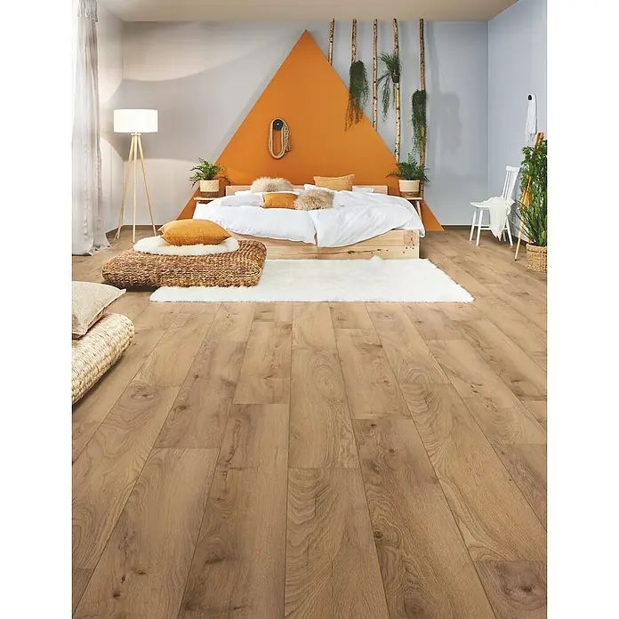 LOGOCLIC Designboden Element Flex - Eiche Amara, Landhausdiele, 1.288 x 239 x 7 mm - Natürlicher Laminatboden in einem modernen Schlafzimmer, der seinen hellbraunen Ton und das Plankendesign zeigt.