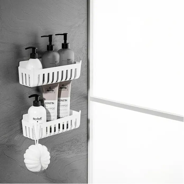Cesta de baño Molly - 11 x 25 x 9 cm, Plástico, Blanco - Dos estantes de ducha blancos montados en la pared contienen artículos de tocador; uno tiene una esponja de baño.