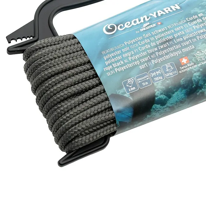 OceanYarn Polyester-Seil OCEANYARN - Länge: 15 m, Durchmesser: 6 mm, Belastbarkeit: 700 kg, Schwarz - Gebündeltes schwarzes Polyesterseil mit Etikett, auf einem schwarzen Kunststoffhaken.