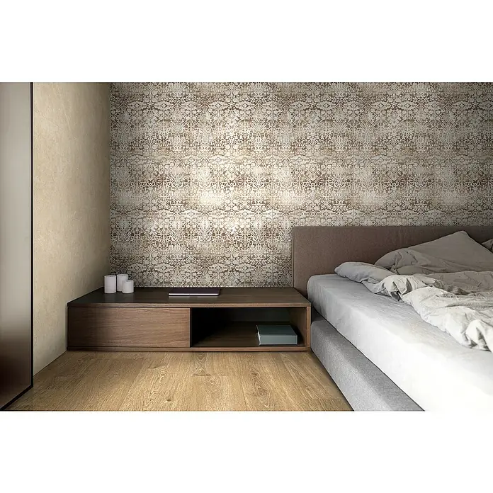 Feinsteinzeugfliese Chalk Sallow - 120 x 120 cm, Beige, Matt - Gemusterte braun-weiße Wandverkleidung in einem modernen Schlafzimmer.