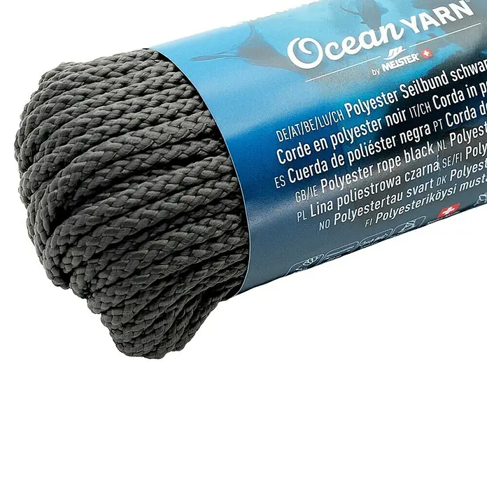 OceanYarn Polyester-Seil OCEANYARN - Länge: 20 m, Durchmesser: 3 mm, Belastbarkeit: 150 kg, Schwarz - Dunkelgrauer geflochtener Polyester-Seilbund mit blauem Produktetikett, das "Ocean YARN" Logo zeigt.
