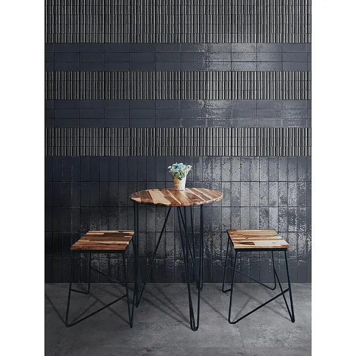 Feinsteinzeugfliese Urban - 60 x 120 cm, Grey, Matt - Kleiner runder Holztisch mit Metall-Haarnadelbeinen und zwei passenden Hockern in modernem Ambiente.