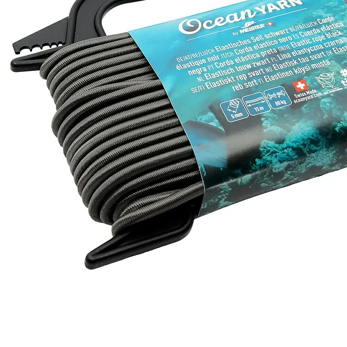 OceanYarn PP-Seil OCEANYARN - Länge: 15 m, Durchmesser: 5 mm, Belastbarkeit: 80 kg, Schwarz - Schwarzes elastisches Seil, um eine schwarze Kunststoffhalterung mit blauem Produktetikett gewickelt.
