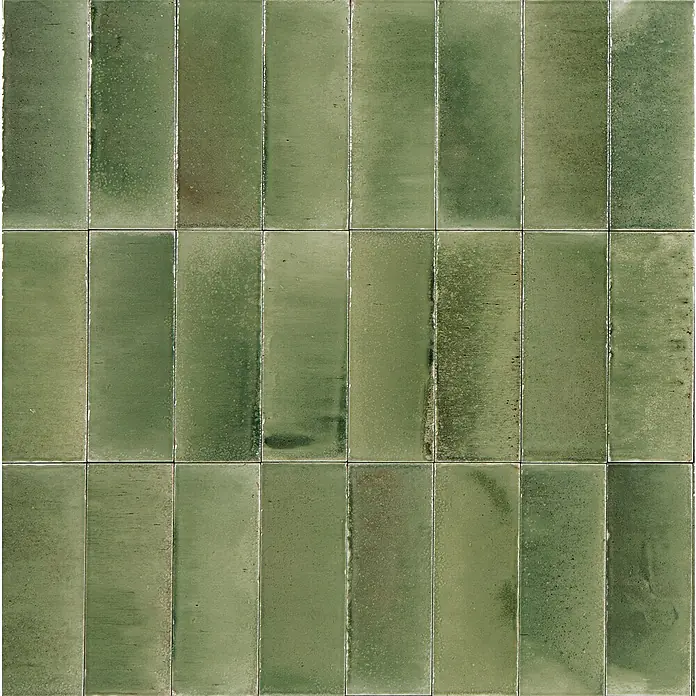 Wandfliese Stella Glossy - 7,5 x 20 cm, Giada, Glänzend - Grüne, rechteckige, glasierte Fliesen mit sichtbarer Textur, versetzt angeordnet.