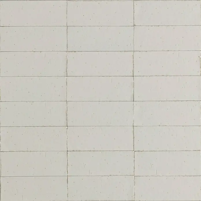 Wandfliese Gelato - 7,5 x 20 cm, Bianco Glossy, Glänzend - Hellgraue, rechteckige Fliesen mit strukturierter, rustikaler Oberfläche und sichtbaren Fugen im Ziegelverband.