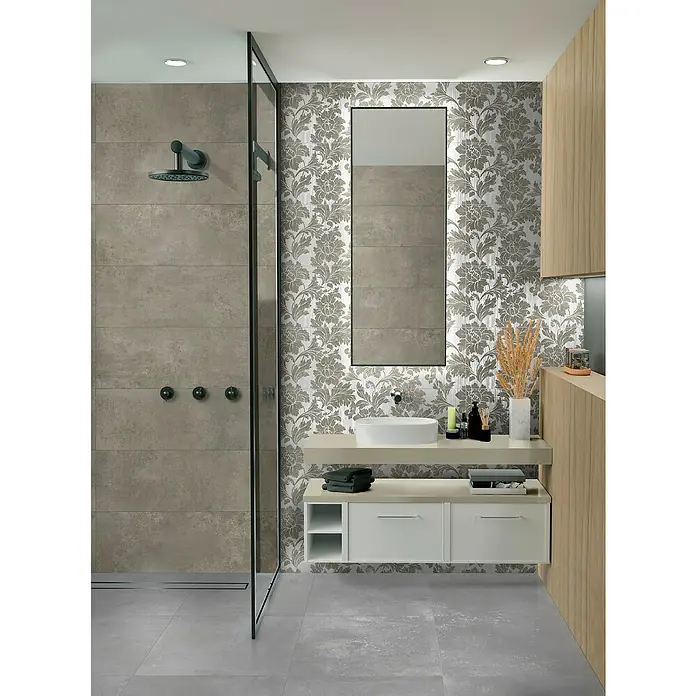 Feinsteinzeugfliese Urban - 60 x 60 cm, Grey, Matt - Modernes Badezimmer mit grauen Betonoptik-Fliesen, Glasdusche, gemusterten Wandfliesen und weißem Waschtisch.