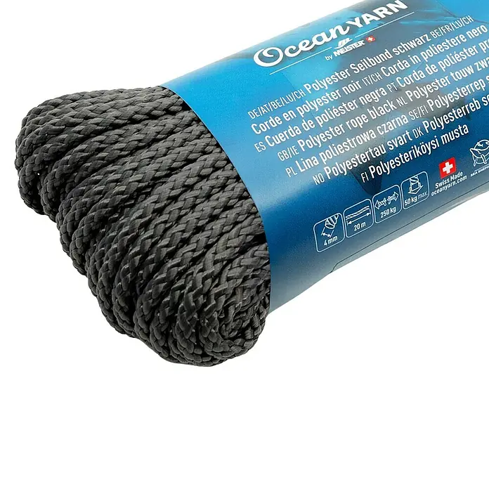 OceanYarn Polyester-Seil OCEANYARN - Länge: 20 m, Durchmesser: 4 mm, Belastbarkeit: 250 kg, Schwarz - Gewickeltes dunkelgraues Polyesterseil mit blauem Produktetikett.